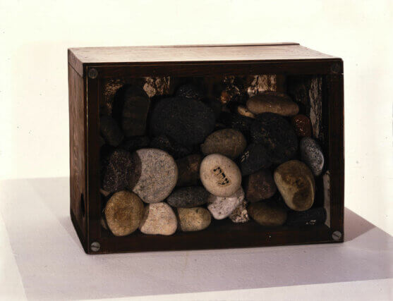 Wallace Berman, Untitled, 1972.
24 ✕ 34 ✕ 16.5 cm. Stones, paint, wood, screws and glass.
The Jewish Museum, New York. © The Estate of Wallace Berman