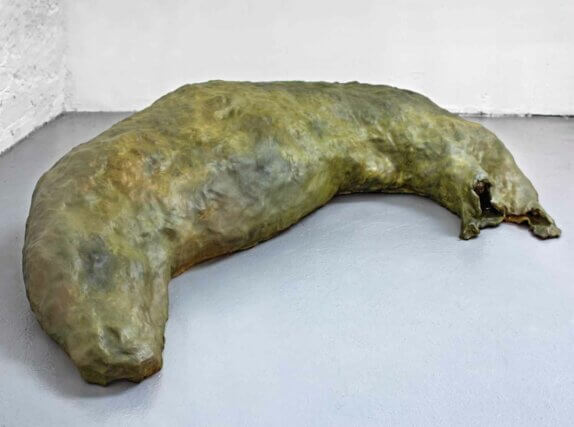 Katie Cuddon,  “I no longer know what the money is”. Installation view, Alma Enterprises 2010. Painted ceramic. Courtesy the artist and 
Alma Enterprises, London © Fernando Maquieira and artist