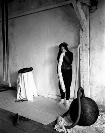 Eva Hesse in her Bowery studio, c. 1965. Photo: Gretchen Lambert. © The Estate of Eva Hesse. Courtesy Hauser & Wirth.