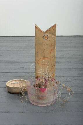 Cathy Wilkes, Pay Attention, 2009. Plastic Bowl, porridge, wire, paint, wood, pen, clay object. Dimensions variable.
Courtesy of the artist, 
The Modern Institute, Glasgow and Galerie Giti Nourbakhsch, Berlin