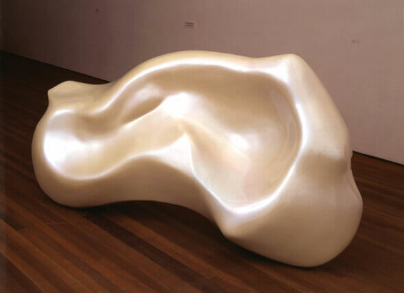 Siobhán Hapaska, Far, 1994. Fibreglass, opalescent paint, two-pack acrylic lacquer. 76 ✕ 244 ✕ 122 cm. © the artist. Courtesy Kerlin Gallery, Dublin and Tanya Bonakdar Gallery, New York.