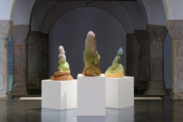 Salvatore Arancio, A Taxonomy of Meaning and Forms, installation view at Centre d’art contemporain La Halle des bouchers, Vienne, France, 2015. Glazed ceramics. Courtesy the artist and Federica Schiavo Gallery. Photo: Blaise Adilon.