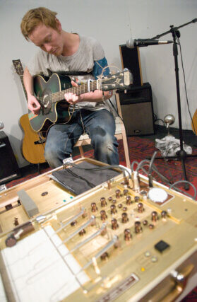 William Hunt, I Don’t Believe You, You’re A Liar (polygraph test of Blind Rage, performed by Andy Clydesdale, of the band Gnomes of Zurich, 9 May 2009). Courtesy of William Hunt, IBID Projects, London, and Wentrup, Berlin.
