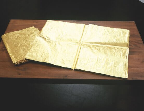The Good News (London Guardian) (2005) 24 carat 
gold leaf on newspaper, wood table, courtesy  
The Cranford Collection, London © the artist
