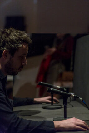 Sam Belinfante, On the One Hand and the Other, 2016. Performance at Camden Art Centre. Courtesy the artist and 
Camden Art Centre. Photo: Hydar Dewachi.