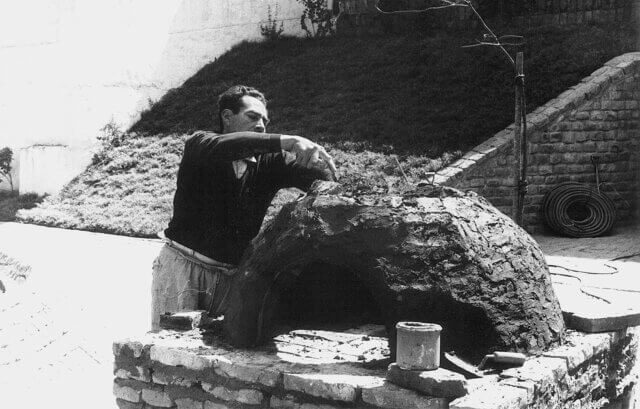 Construcción de un horno popular para hacer pan (acción urbana)(Construction of a Traditional Rural Oven for Making Bread [urban action]), Jorge Gamarra, Víctor Grippo and A. Rossi.
Photo: Tomas fotográficas originales, 1972. Private collection. © the artist. Courtesy Alexander and Bonin, New York.