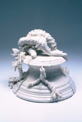 Rachel Kneebone, Recreation Gallant 1, 2004. Porcelain, 33 ✕ 25 cm. Courtesy the artist.