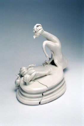 Rachel Kneebone, Le Chasse, 2005. Porcelain, 25 ✕ 21 cm. Courtesy the artist.
