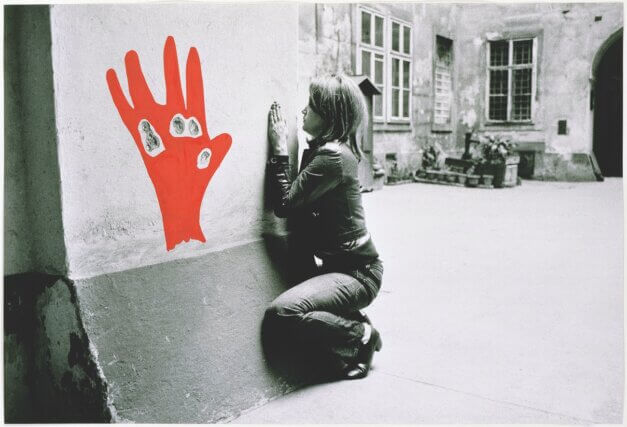Konfiguration mit roter Hand (Configuration with Red Hand) 1972 / Photograph