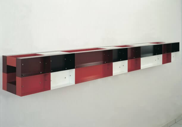 Untitled 1985 Donald Judd
Painted aluminium 30 ✕ 300 ✕ 30cm
Coll. Frac Nord – Pas de Calais 
Photo: I. Kalkkinen
© Judd Foundation
Licensed by VAGA, New York / DACS, London 2004