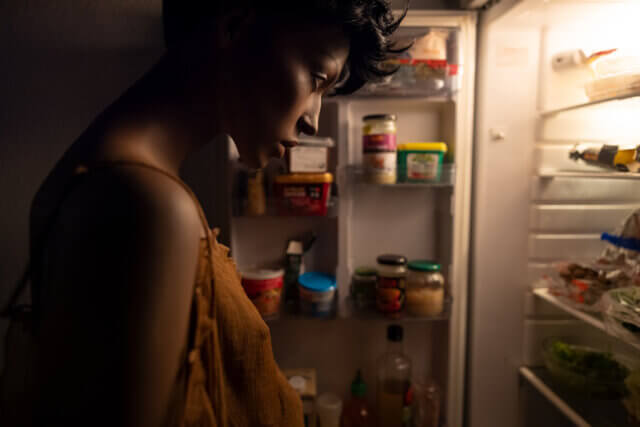 Untitled (Midnight Snack), 2021. Inkjet on Alu Dibond, 128.5 x 85.71cm.
Image courtesy of Atiéna R. Kilfa, Neue Alte Brücke, Frankfurt am Main,
and Cabinet Gallery, London.